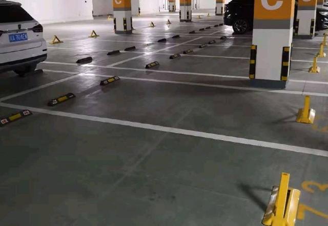 郫都區小區停車風波 車位“只賣不租”引爭議，裝鎖行為引發關注